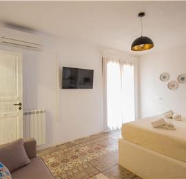 4 bedroom villa with infinity pool, Alcamo, sleeps 6-8